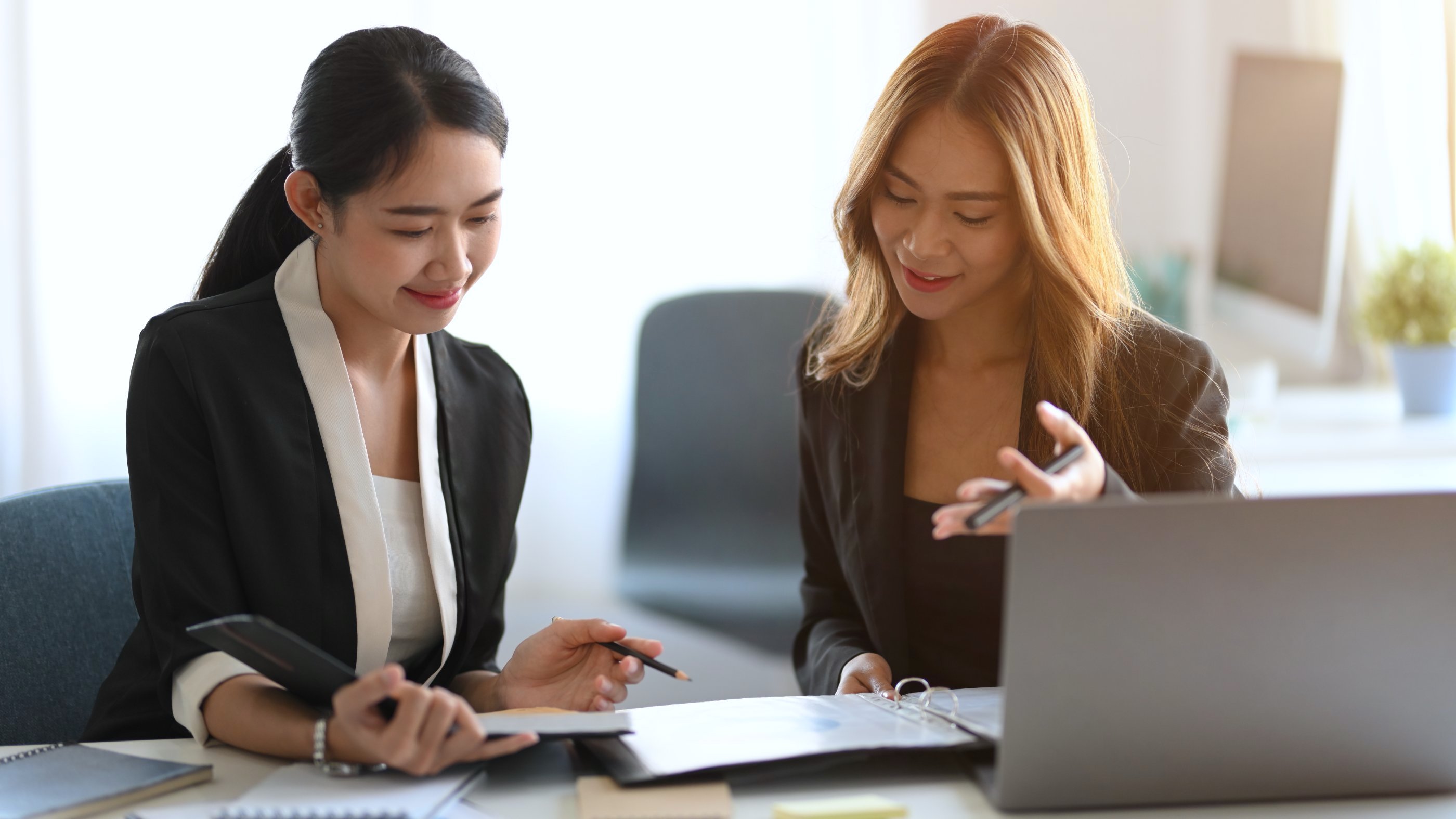 two-businesswoman-working-together-office-manager-her-business-partner-having-meeting